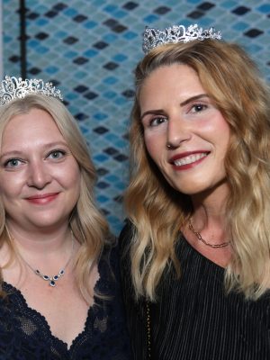 2558